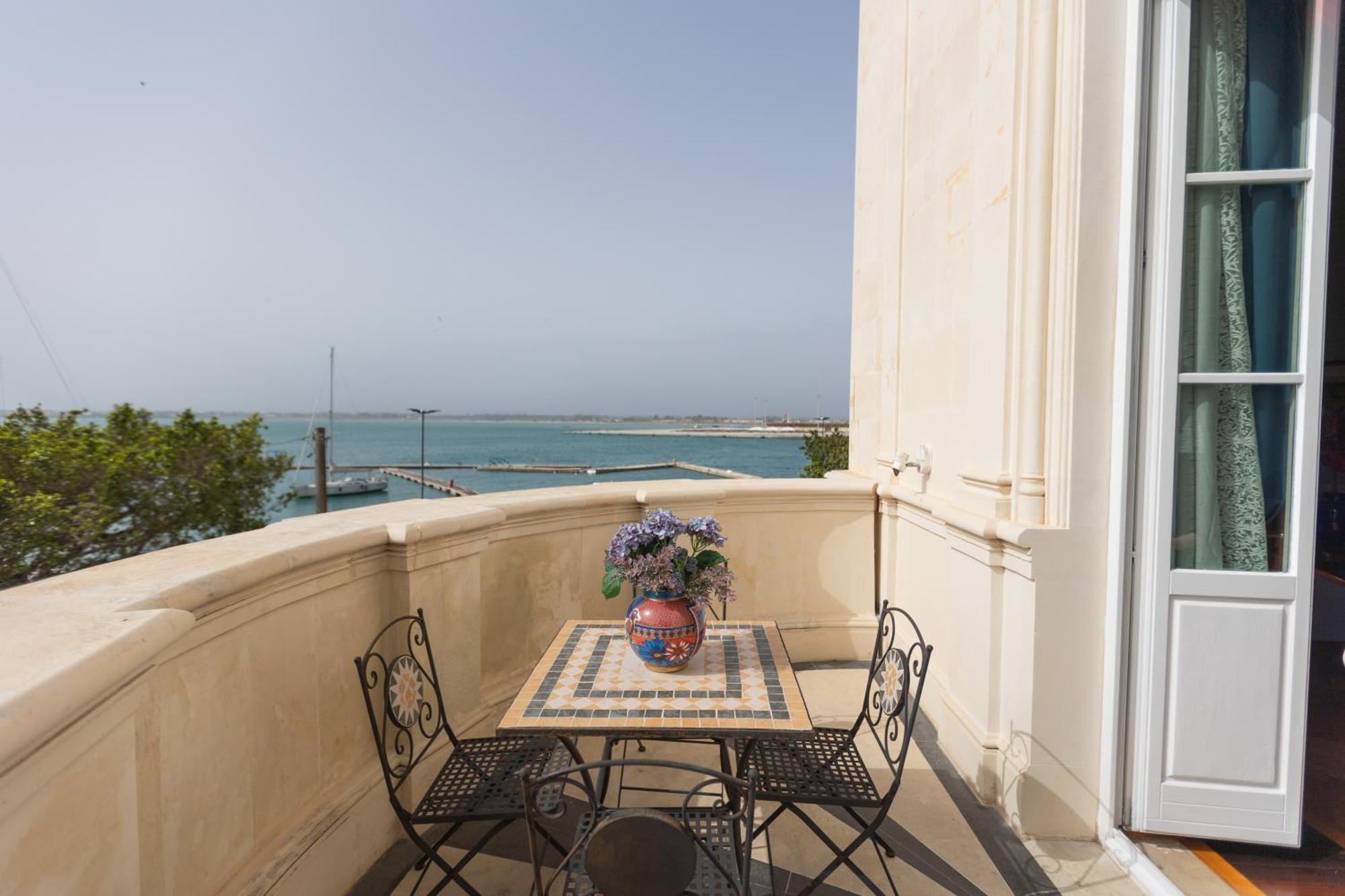 Grand Hotel Ortigia Syracuse Exterior foto A balcony in Italy